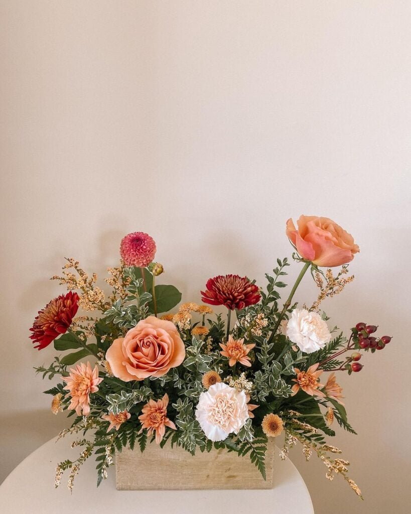 Gardening Modern-Minimalist-Arrangements-819x1024 Toffee Brown Roses for a Rustic, Warm Look